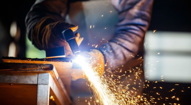 Produção industrial no Brasil recua 0,6% em julho