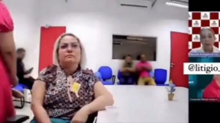 Juiz dá voz de prisão para mãe que se expressou contra acusado de matar o filho dela durante audiência em MT