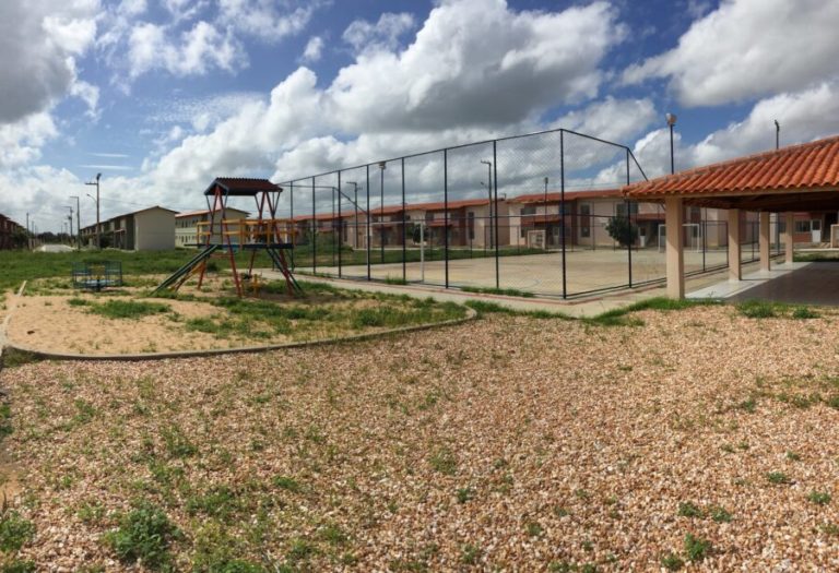 Prefeitos gastam todo o dinheiro contratando pessoal e deixam cidades sem escola e hospital