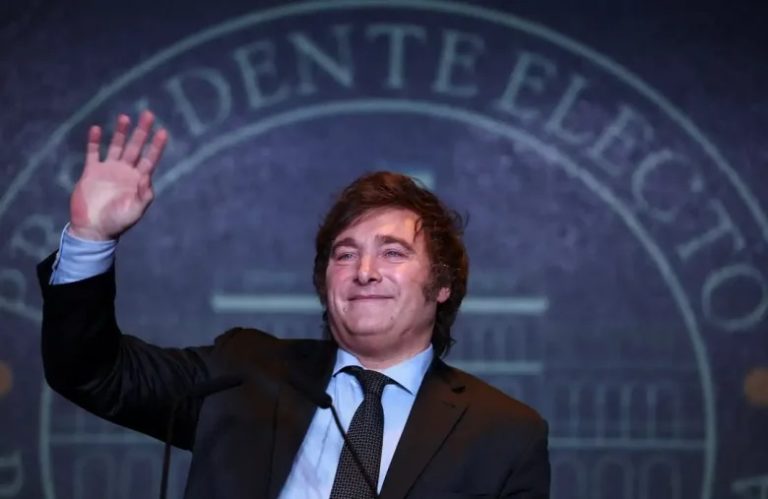 Milei anuncia que demitirá mais 50 mil funcionários públicos e defenderá equilíbrio fiscal