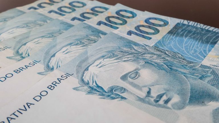 Real supera Peso argentino e é a moeda que mais se desvaloriza em abril