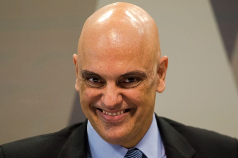 Moraes proíbe advogados de investigados de conversar entre si