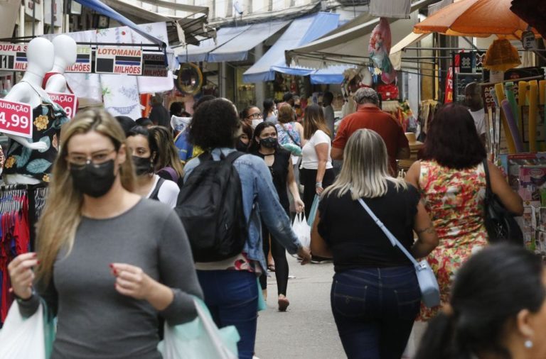 Vendas do varejo caem mais de 4% em fevereiro na comparação anual