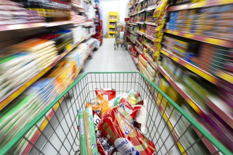 Inflação sobe para 0,16% em março, mas alimentos sobem o triplo do indicador.
