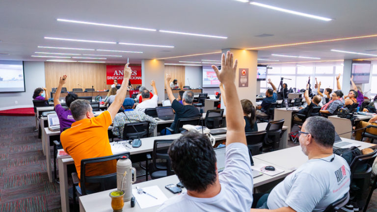 Servidores federais anunciam greve nacional após governo oferecer 0% de reajuste