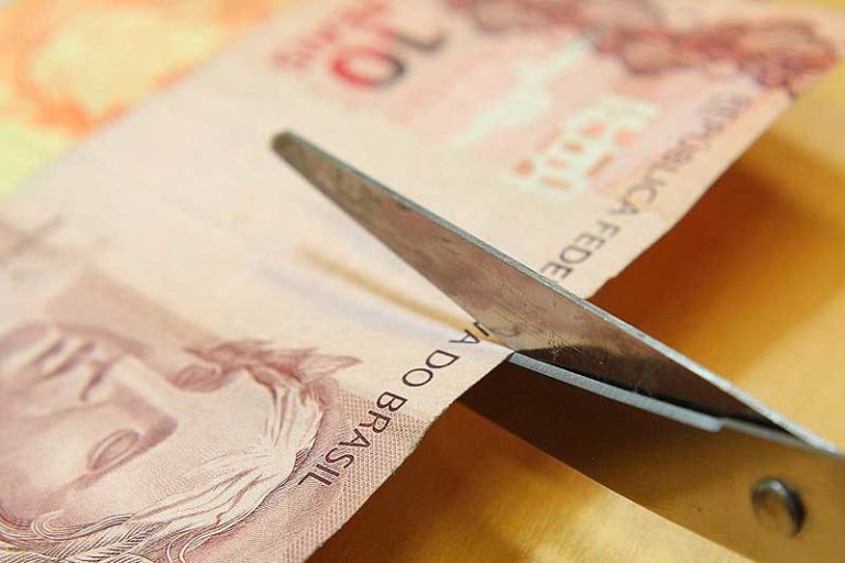 Governo corta verba de bolsas de estudo, educação básica e Farmácia Popular