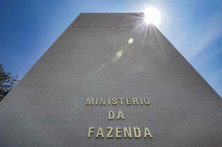 Previsão do governo vai de superávit de 14 bilhões de reais a déficit de 52 bilhões em dois meses