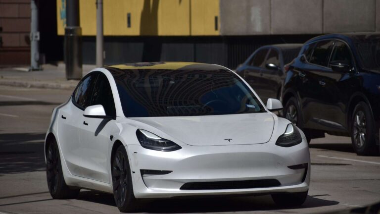 Tesla lança serviço de robotáxis nos EUA com tarifa fixa e operação limitada