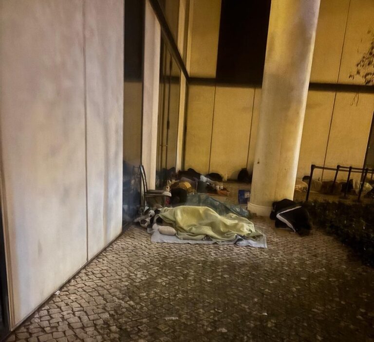 Brasileiros passam madrugada na fila para tirar cidadania em Portugal
