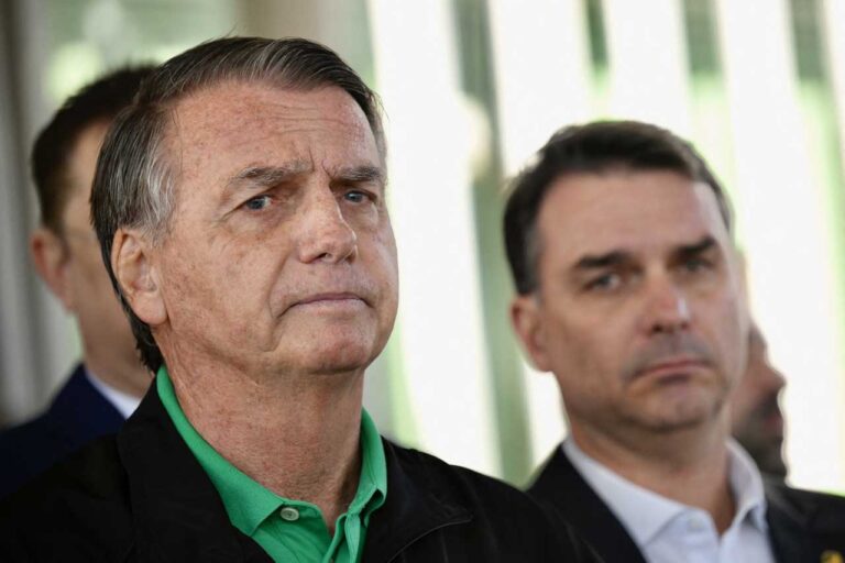 Em carta, Bolsonaro confirma pré-candidatura de Flávio à Presidência da República em 2026