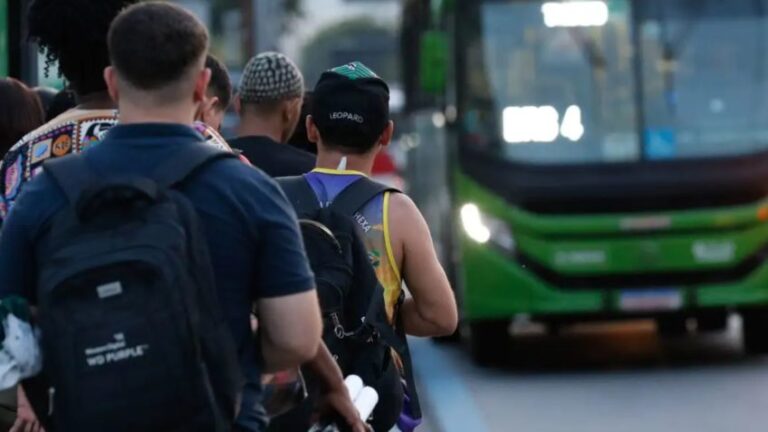 Brasileiros trabalham menos que a média global, segundo estudo