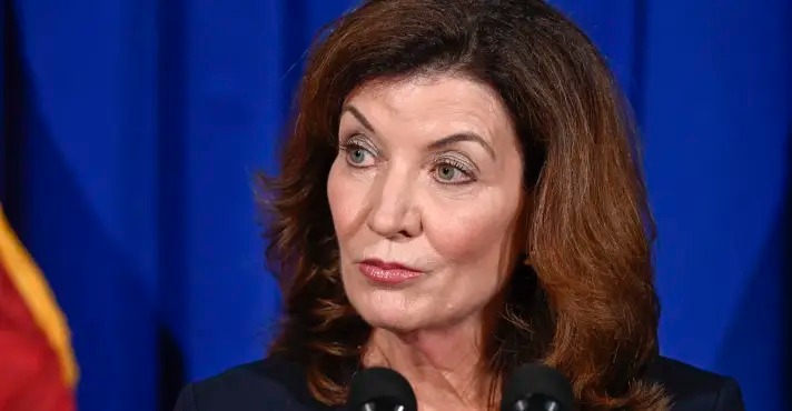 Governadora de Nova York muda de tom e pede que milionários retornem ao estado após êxodo fiscal bilionário