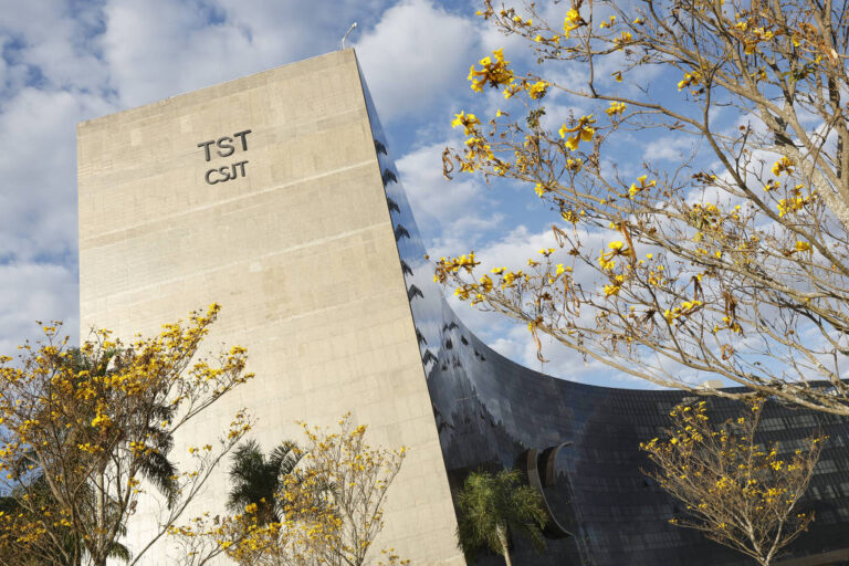 Juízes do trabalho receberam R$ 1 bilhão acima do teto constitucional em 2025